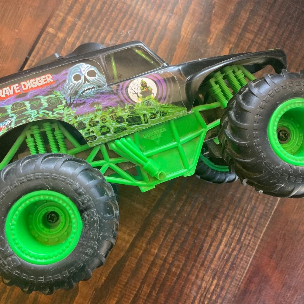 GRAVE DIGGER REMOTE CONTROL TOY TRUCK used fun peice to play with - Picture 3 of 9